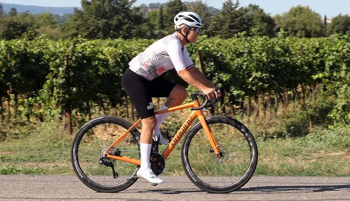 Cycliste féminine sur vélo à assistance électrique