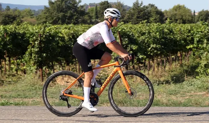 Cycliste féminine sur vélo à assistance électrique