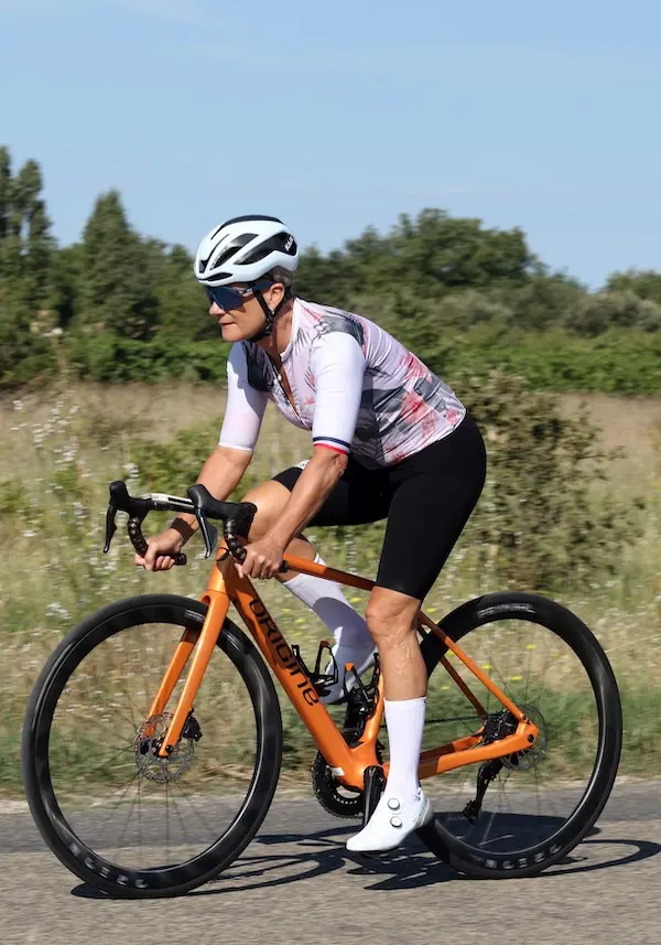cycliste femme sur vélo de route électrique