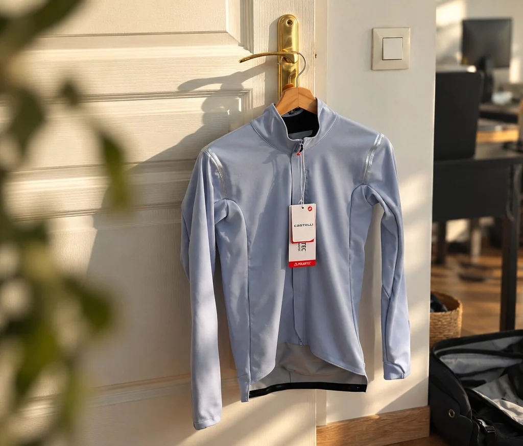 Veste cycliste Castelli Perfetto 4 Steel Fade sur cintre, équipée de la membrane Polartec AirCore pour protéger du vent et du froid.