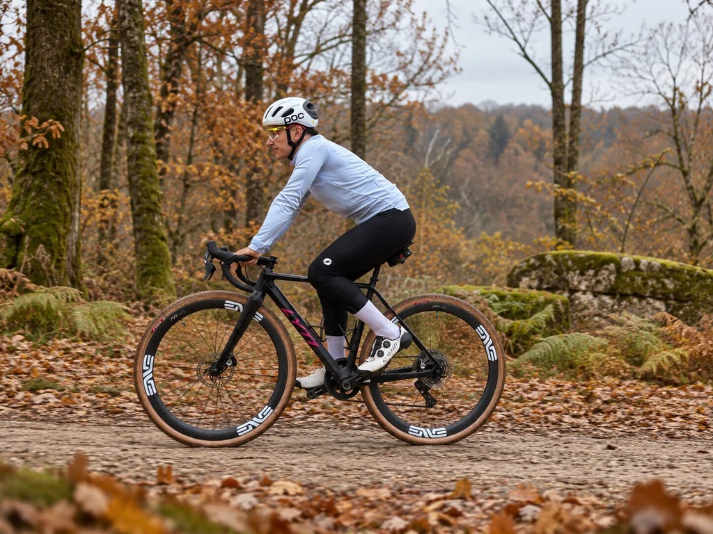 Jeff Tatard sur son gravel LYTI, équipé de la veste Castelli Perfetto 4 Polartec AirCore, sur un sentier forestier automnal du Vexin.