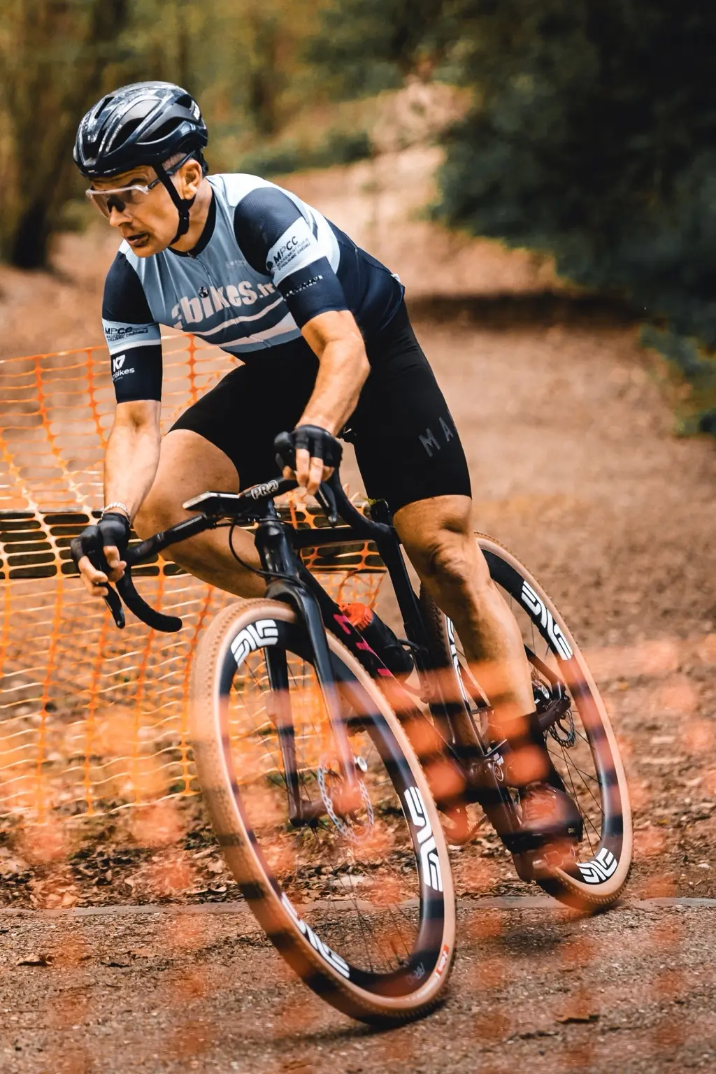 Jeff Tatard en course sur son vélo gravel Lyti, photographié en action sur un parcours de gravel, illustrant l’usage réel du matériel transporté dans la housse Scicon Aerocomfort 3.1 Gravel.